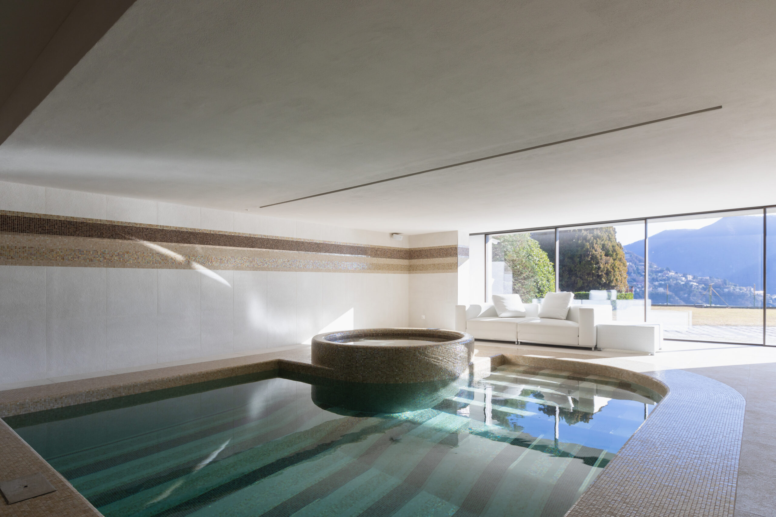 Spa panoramica contemporanea affacciata sulle montagne